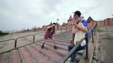 Genç arkadaşlar birlikte sokak ve gülümseme üzerinde birbirlerine iyi eğlenceler. Üç arkadaş hayatında iyi günler.