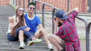 Genç arkadaşlar birlikte sokak ve gülümseme üzerinde birbirlerine iyi eğlenceler. Üç arkadaş hayatında iyi günler.