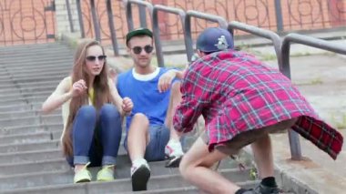 Genç arkadaşlar birlikte sokak ve gülümseme üzerinde birbirlerine iyi eğlenceler. Üç arkadaş hayatında iyi günler.