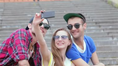 Genç arkadaşlar birlikte sokak ve gülümseme üzerinde birbirlerine iyi eğlenceler. Üç arkadaş hayatında iyi günler.