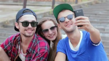 Genç arkadaşlar birlikte sokak ve gülümseme üzerinde birbirlerine iyi eğlenceler. Üç arkadaş hayatında iyi günler.