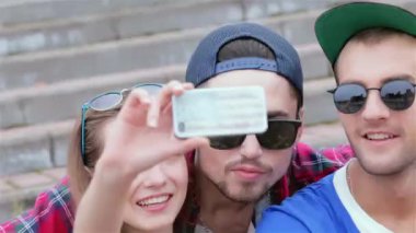 Genç arkadaşlar birlikte sokak ve gülümseme üzerinde birbirlerine iyi eğlenceler. Üç arkadaş hayatında iyi günler.