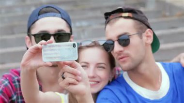 Genç arkadaşlar birlikte sokak ve gülümseme üzerinde birbirlerine iyi eğlenceler. Üç arkadaş hayatında iyi günler.