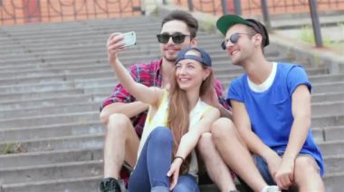 Genç arkadaşlar birlikte sokak ve gülümseme üzerinde birbirlerine iyi eğlenceler. Üç arkadaş hayatında iyi günler.