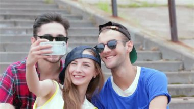 Genç arkadaşlar birlikte sokak ve gülümseme üzerinde birbirlerine iyi eğlenceler. Üç arkadaş hayatında iyi günler.