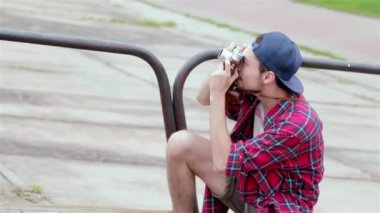 Genç arkadaşlar birlikte sokak ve gülümseme üzerinde birbirlerine iyi eğlenceler. Üç arkadaş hayatında iyi günler.