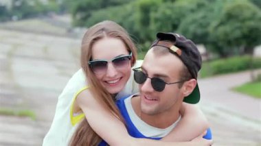 Genç arkadaşlar birlikte sokak ve gülümseme üzerinde birbirlerine iyi eğlenceler. Üç arkadaş hayatında iyi günler.