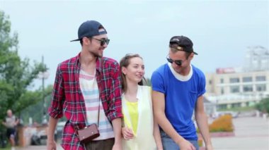 Genç arkadaşlar birlikte sokak ve gülümseme üzerinde birbirlerine iyi eğlenceler. Üç arkadaş hayatında iyi günler.