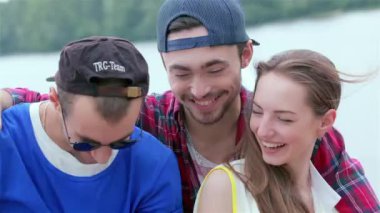 Genç arkadaşlar birlikte sokak ve gülümseme üzerinde birbirlerine iyi eğlenceler. Üç arkadaş hayatında iyi günler.