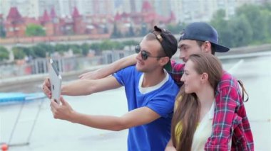 Genç arkadaşlar birlikte sokak ve gülümseme üzerinde birbirlerine iyi eğlenceler. Üç arkadaş hayatında iyi günler.