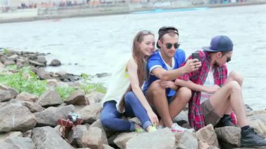 Genç arkadaşlar birlikte sokak ve gülümseme üzerinde birbirlerine iyi eğlenceler. Üç arkadaş hayatında iyi günler.