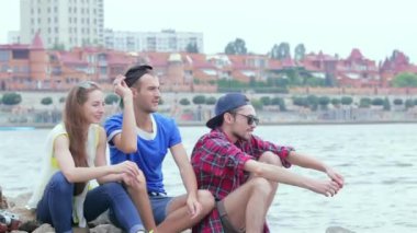 Genç arkadaşlar birlikte sokak ve gülümseme üzerinde birbirlerine iyi eğlenceler. Üç arkadaş hayatında iyi günler.