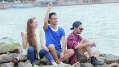 Genç arkadaşlar birlikte sokak ve gülümseme üzerinde birbirlerine iyi eğlenceler. Üç arkadaş hayatında iyi günler.