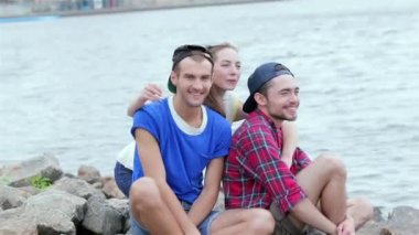 Genç arkadaşlar birlikte sokak ve gülümseme üzerinde birbirlerine iyi eğlenceler. Üç arkadaş hayatında iyi günler.