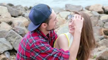 Genç arkadaşlar birlikte sokak ve gülümseme üzerinde birbirlerine iyi eğlenceler. Üç arkadaş hayatında iyi günler.