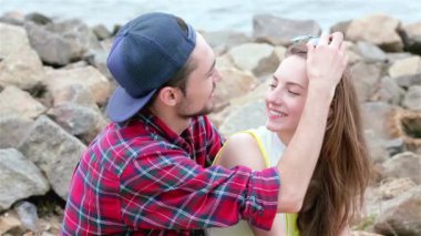 Genç arkadaşlar birlikte sokak ve gülümseme üzerinde birbirlerine iyi eğlenceler. Üç arkadaş hayatında iyi günler.