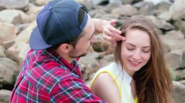 Genç arkadaşlar birlikte sokak ve gülümseme üzerinde birbirlerine iyi eğlenceler. Üç arkadaş hayatında iyi günler.