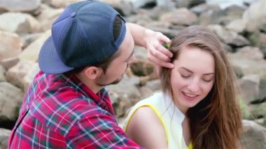 Genç arkadaşlar birlikte sokak ve gülümseme üzerinde birbirlerine iyi eğlenceler. Üç arkadaş hayatında iyi günler.