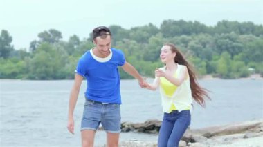 Genç arkadaşlar birlikte sokak ve gülümseme üzerinde birbirlerine iyi eğlenceler. Üç arkadaş hayatında iyi günler.