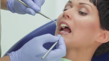 Sağlıklı bir gülümseme. Resepsiyon dişçide yapıldı.