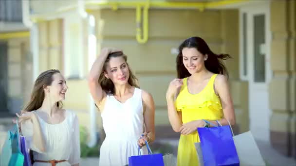 Chicas Sosteniendo Bolsas Compras Caminando Por Las Tiendas Sonriente Chica — Vídeo de stock