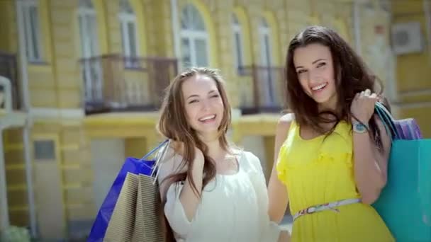 Meisjes Houden Shopping Tassen Lopen Rond Winkels Lachende Meisje Plezier — Stockvideo
