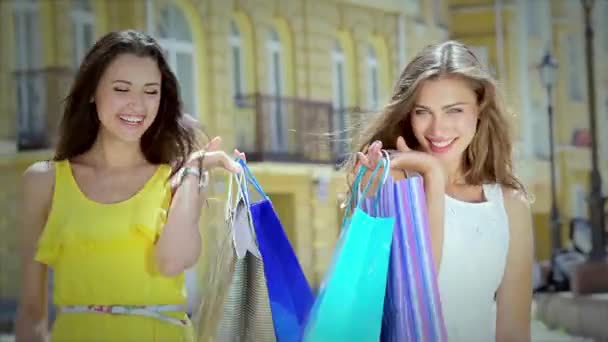 Kızlar Alışveriş Tutan Çantalar Dükkan Yürümek Gülümseyen Kız Birlikte Eğleniyor — Stok video