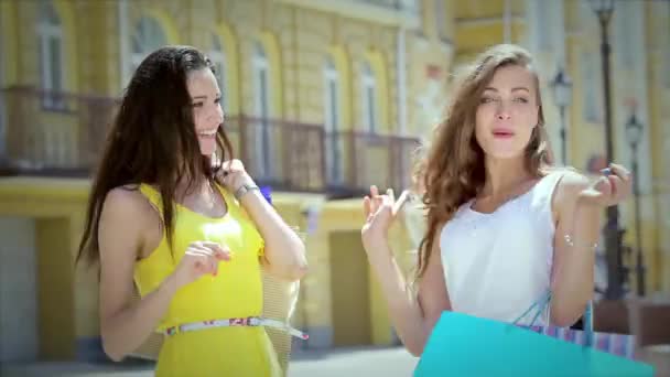 Kızlar Alışveriş Tutan Çantalar Dükkan Yürümek Gülümseyen Kız Birlikte Eğleniyor — Stok video