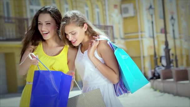 Lányok Gazdaság Bevásárló Táskák Sétálni Boltokban Mosolygó Lány Szórakozás Együtt — Stock videók