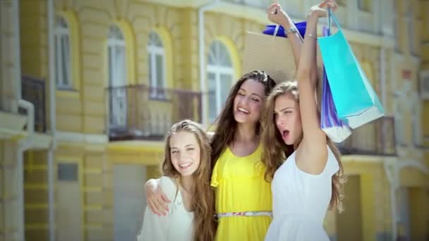 Meninas Segurando Sacos Compras Passear Pelas Lojas Sorrindo Menina Divertindo — Vídeo de Stock