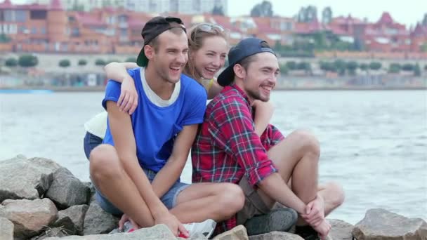 Jovens Amigos Divertem Juntos Rua Sorriem Para Outro Dia Agradável — Vídeo de Stock