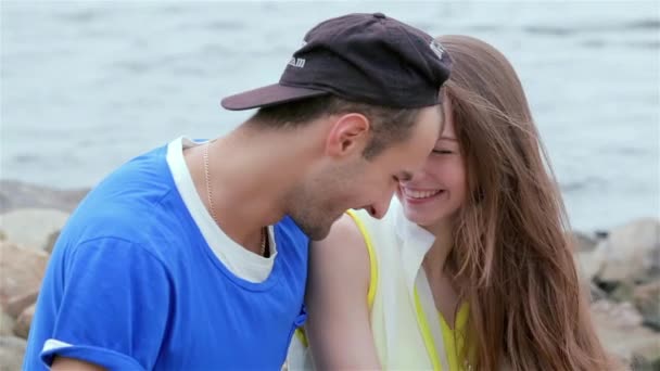 Jóvenes Amigos Divierten Juntos Calle Sonríen Agradable Día Vida Tres — Vídeo de stock