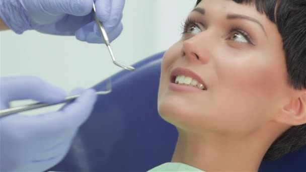 Händerna Tandläkare Med Dentala Instrument Vid Mynningen Ung Patient Tandläkare — Stockvideo