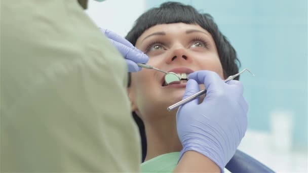 Χέρια Του Οδοντιάτρου Οδοντιατρική Μέσα Στις Εκβολές Του Ένας Νέος — Αρχείο Βίντεο