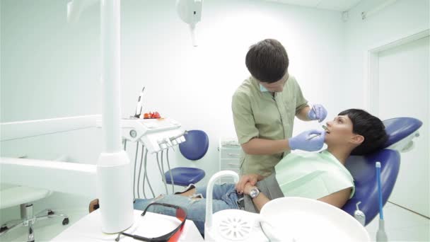 Mãos Dentista Com Instrumentos Dentários Boca Paciente Jovem Dentista Faz — Vídeo de Stock