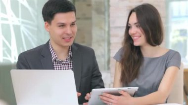 Genç çekici iş erkek ve kadın harmanlama veri tablete kamera slayt tartışıyor