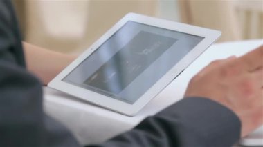 Eller genç çekici iş erkek ve kadın harmanlama veri tablet üzerinde tartışırken Close-Up