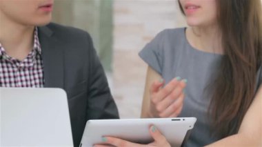 Eller genç çekici iş erkek ve kadın harmanlama veri tablet üzerinde tartışırken Close-Up