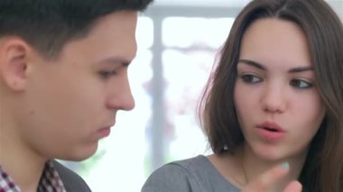 yakın yüz genç çekici iş adamı ve kadın tablet üzerinde harmanlama verileri tartışıyor