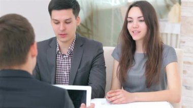 Genç ve çekici çiftler iş projeleri için danışmanlık yapıyorlar.