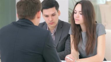 Genç ve çekici çiftler iş projeleri için danışmanlık yapıyorlar.