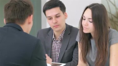 Genç ve çekici çiftler iş projeleri için danışmanlık yapıyorlar.