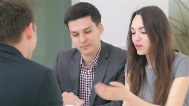 Genç ve çekici çiftler iş projeleri için danışmanlık yapıyorlar.