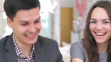 Yakın çekim yüz, genç çekici çift kendi iş projesi hakkında danışır