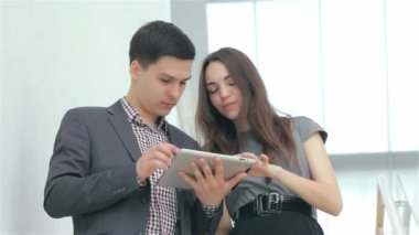 Mutlu genç çift işadamları iş sonuçları elde