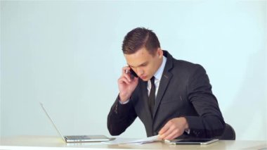 Sonra gülümseyerek telefonu arama yapma genç işadamı gazetelerde kendi veri verilerle karşılaştırır