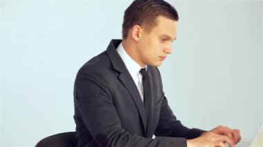 Genç işadamı bir dizüstü bilgisayarda veri yapmak