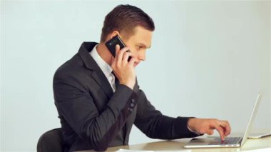 Genç işadamı yanıt-e doğru belgili tanımlık veri defter içinde arama yapma