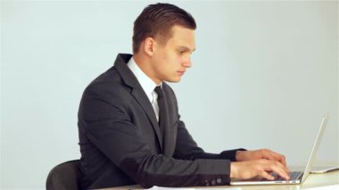 Genç işadamı veri sonra laptop yapmak veri katkıda bulunmaya devam ederken bir çağrı alır