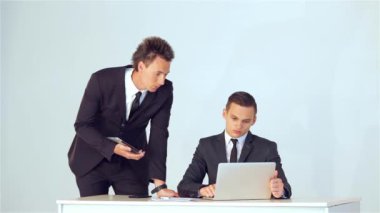 İki genç işadamları dizüstü bilgisayar ekranında gösterilen iş planı tartışıyor